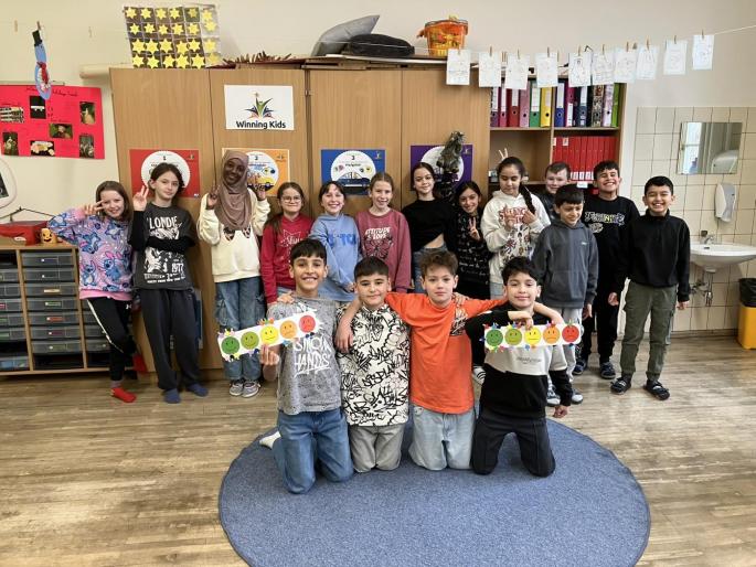 Gruppenphoto: die 4a bei einem Projekt "wellbeing-Empowerment durch Körperwissen" 
